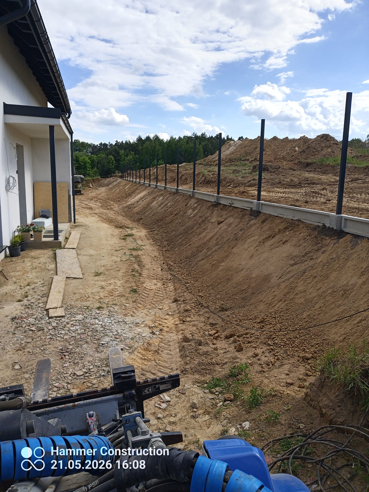 Prace ziemne przy przygotowaniu terenu wokół domu